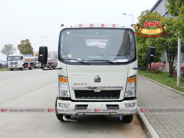 4,000 Litres Mobile Water Truck Sinotruk-F